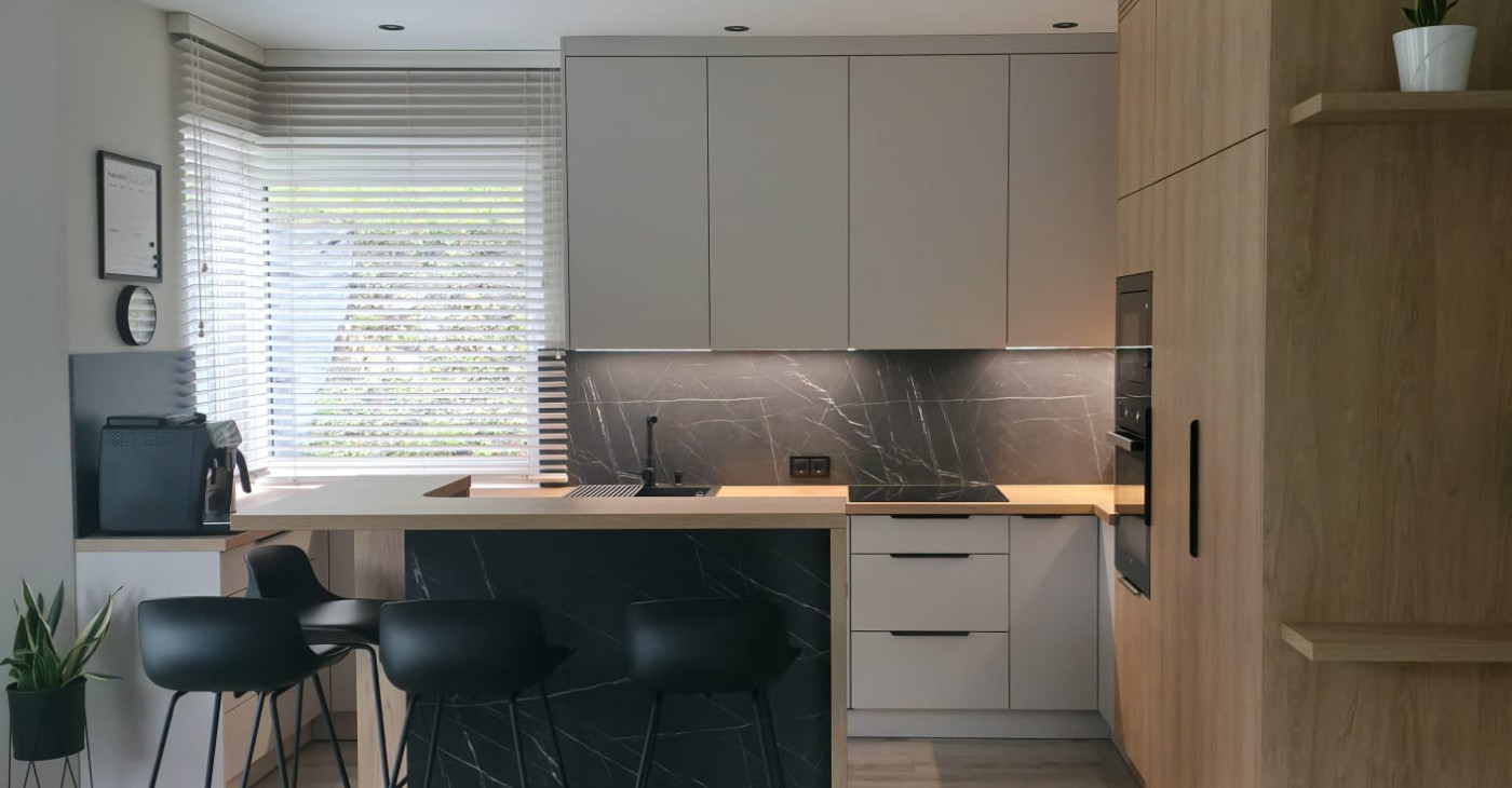 Kuchnia na wymiar w kolorze kaszmir w połączeniu z drewnem Hikora naturalna RMEBLE Roman Wiercigroch Cieszyn