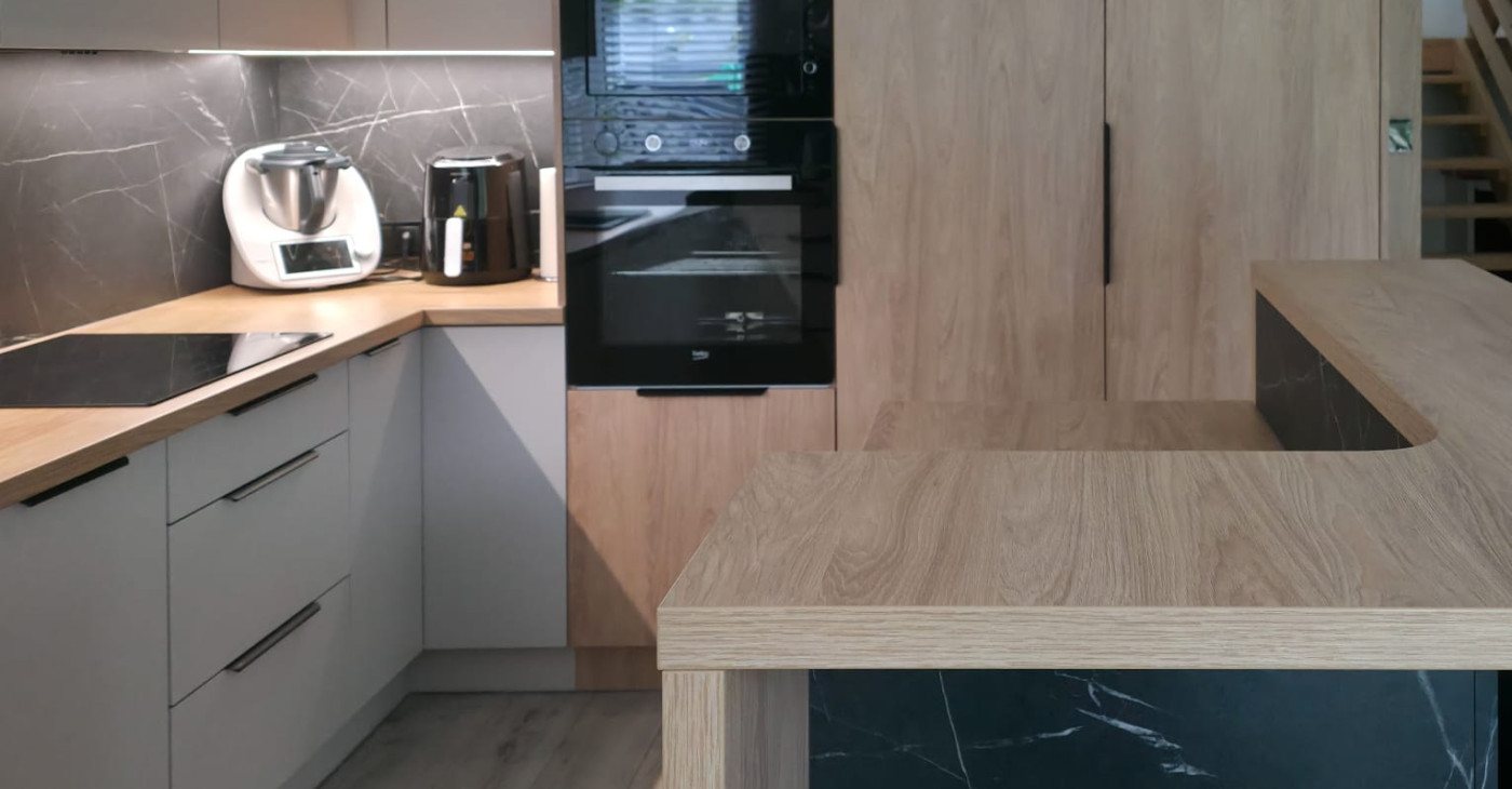 Kuchnia na wymiar w kolorze kaszmir w połączeniu z drewnem Hikora naturalna RMEBLE Roman Wiercigroch Cieszyn