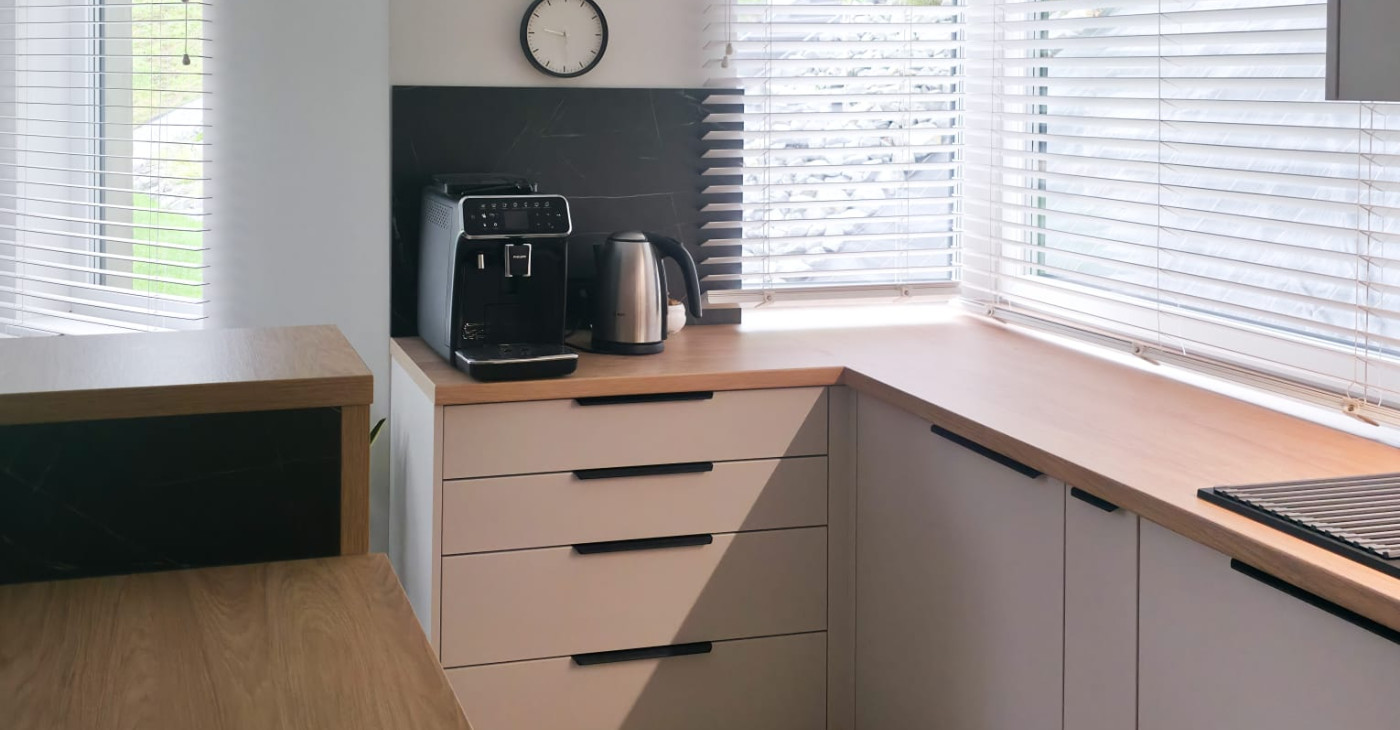 Kuchnia na wymiar w kolorze kaszmir w połączeniu z drewnem Hikora naturalna RMEBLE Roman Wiercigroch Cieszyn