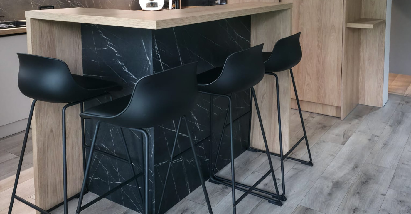 Kuchnia na wymiar w kolorze kaszmir w połączeniu z drewnem Hikora naturalna RMEBLE Roman Wiercigroch Cieszyn