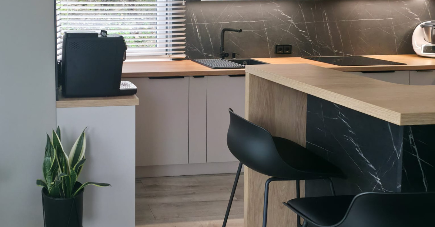 Kuchnia na wymiar w kolorze kaszmir w połączeniu z drewnem Hikora naturalna RMEBLE Roman Wiercigroch Cieszyn