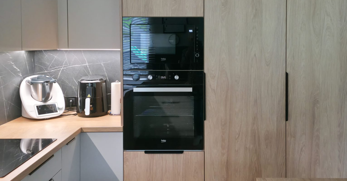 Kuchnia na wymiar w kolorze kaszmir w połączeniu z drewnem Hikora naturalna RMEBLE Roman Wiercigroch Cieszyn