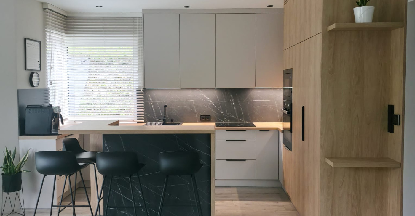 Kuchnia na wymiar w kolorze kaszmir w połączeniu z drewnem Hikora naturalna RMEBLE Roman Wiercigroch Cieszyn