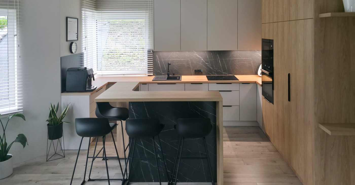 Kuchnia na wymiar w kolorze kaszmir w połączeniu z drewnem Hikora naturalna RMEBLE Roman Wiercigroch Cieszyn