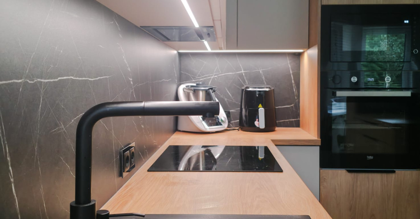 Kuchnia na wymiar w kolorze kaszmir w połączeniu z drewnem Hikora naturalna RMEBLE Roman Wiercigroch Cieszyn